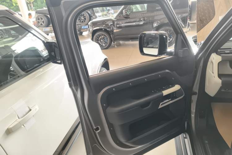 Used Land Rover Defender 2022 110 P400 X-DYNAMIC HSE Interior 7