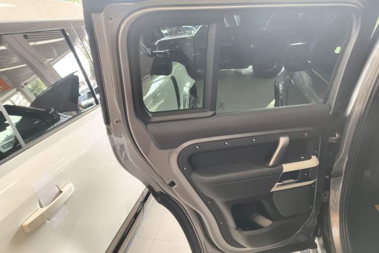 Used Land Rover Defender 2022 110 P400 X-DYNAMIC HSE Interior 8
