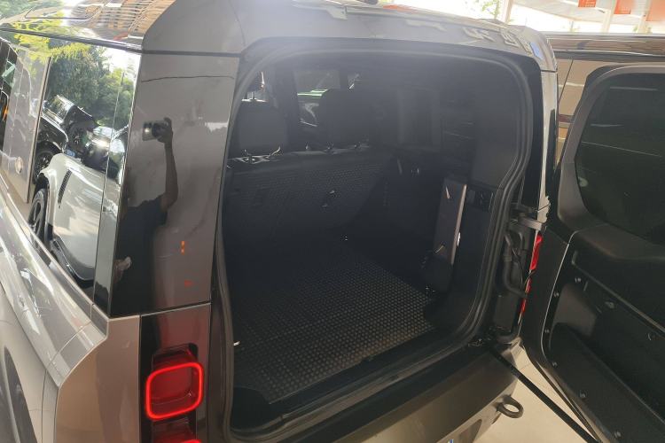 Used Land Rover Defender 2022 110 P400 X-DYNAMIC HSE Trunk