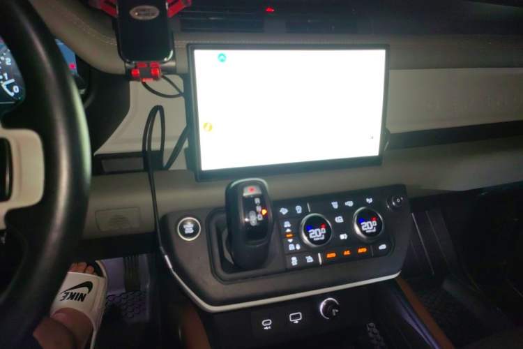 Used Land Rover Defender 2022 110 P400 Dark Edition Audio And AC Panel
