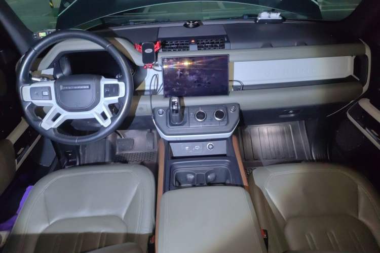 Used Land Rover Defender 2022 110 P400 Dark Edition Center Console
