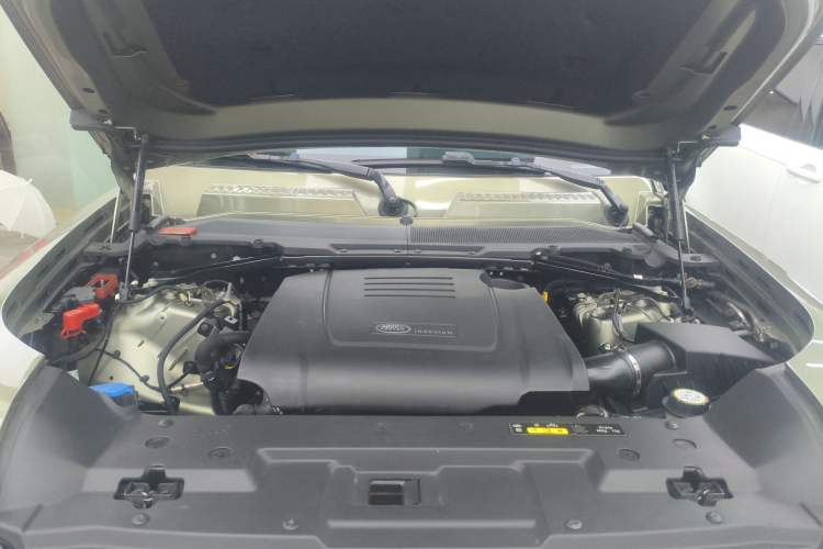 Used Land Rover Defender 2022 90 2.0T P300 X-DYNAMIC HSE Engine Bay
