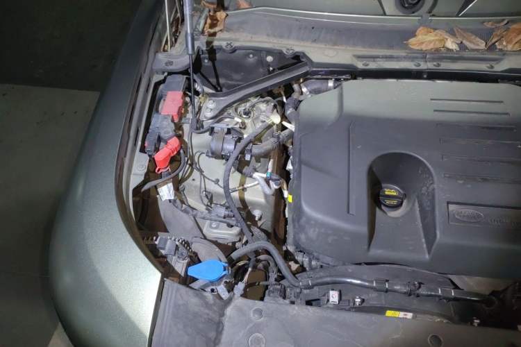 Used Land Rover Defender 2022 110 P400 Dark Edition Engine Bay Right