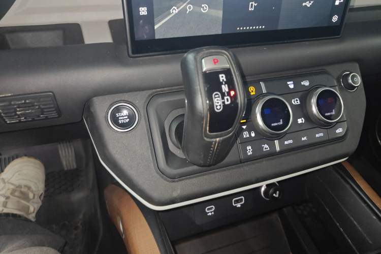 Used Land Rover Defender 2022 90 3.0T P400 Dark Edition Gear Lever