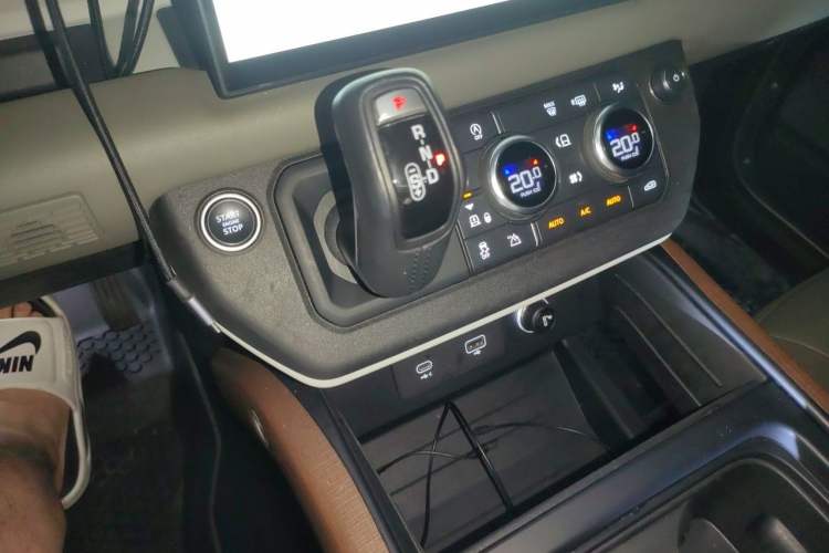 Used Land Rover Defender 2022 110 P400 Dark Edition Gear Lever