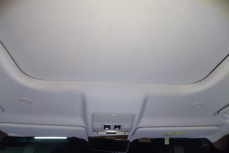 Used Land Rover Defender 2022 110 P400 Dark Edition Headliner