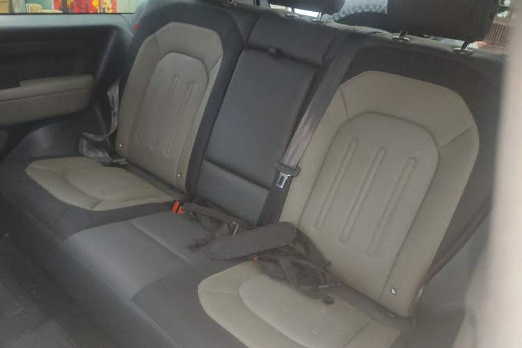 Used Land Rover Defender 2022 90 2.0T P300 X-DYNAMIC HSE Left Rear Seat