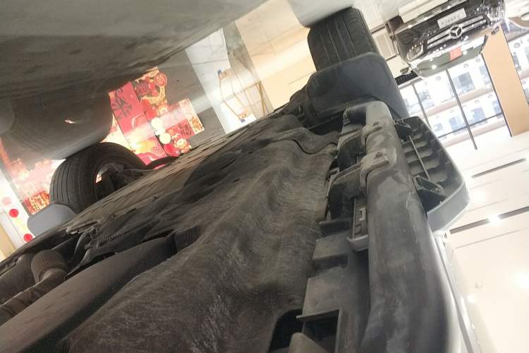 Used Land Rover Defender 2022 90 2.0T P300 SE Left Side Sill