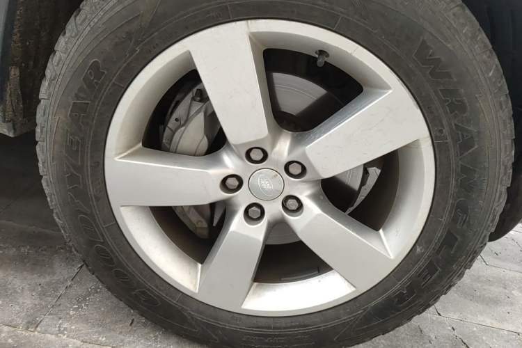 Used Land Rover Defender  Right Front Wheel Hub