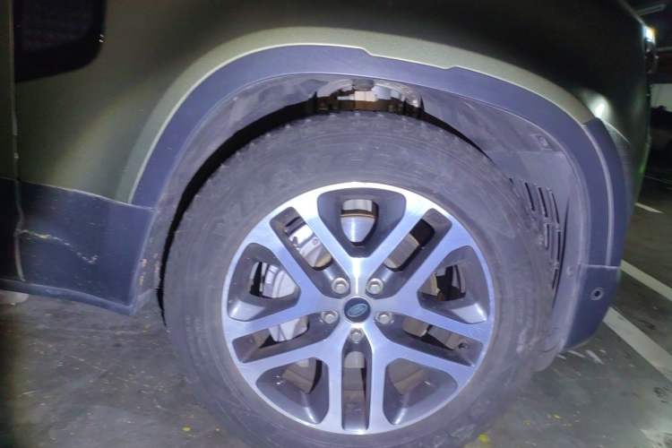 Used Land Rover Defender 2022 110 P400 Dark Edition Right Front Wheel Hub