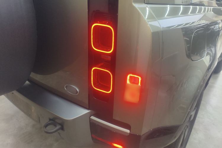 Used Land Rover Defender 2022 90 2.0T P300 X-DYNAMIC HSE Right Rear Taillight