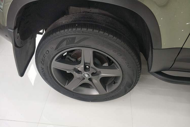 Used Land Rover Defender 2022 90 2.0T P300 SE Right Rear Wheel Hub
