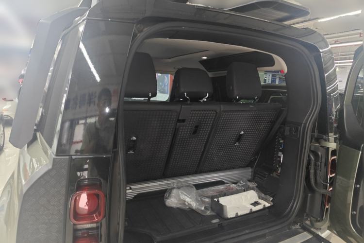 Used Land Rover Defender 2022 90 3.0T P400 Dark Edition Trunk