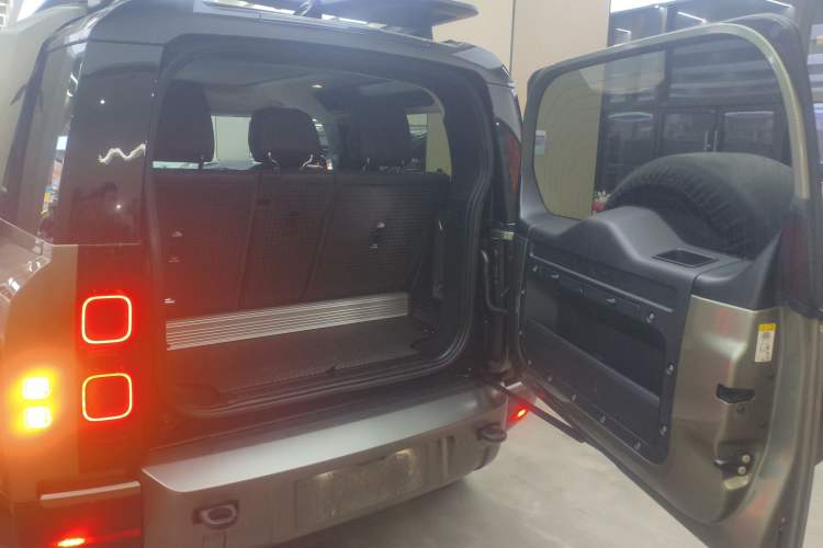 Used Land Rover Defender 2022 90 2.0T P300 X-DYNAMIC HSE Trunk