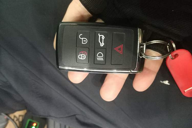 Used Land Rover Defender 2022 90 2.0T P300 SE Vehicle Key