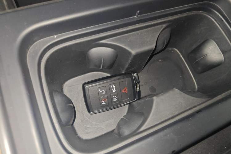 Used Land Rover Defender 2022 90 3.0T P400 Dark Edition Vehicle Key
