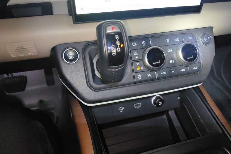 Used Land Rover Defender 2022 110 P400 X-DYNAMIC HSE Gear Lever