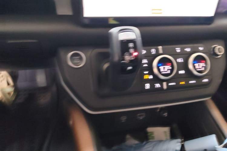 Used Land Rover Defender 2022 90 2.0T P300 X-DYNAMIC HSE Gear Lever
