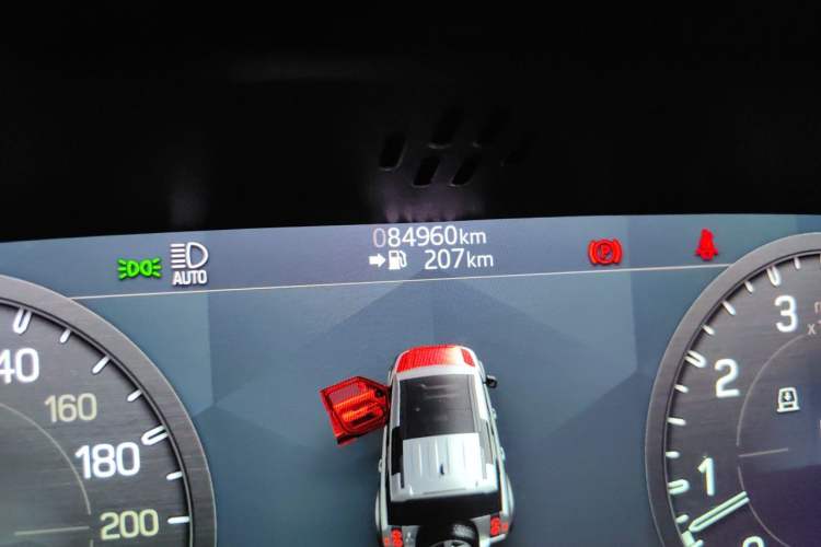 Used Land Rover Defender 2022 110 P400 X-DYNAMIC HSE Odometer Close Up