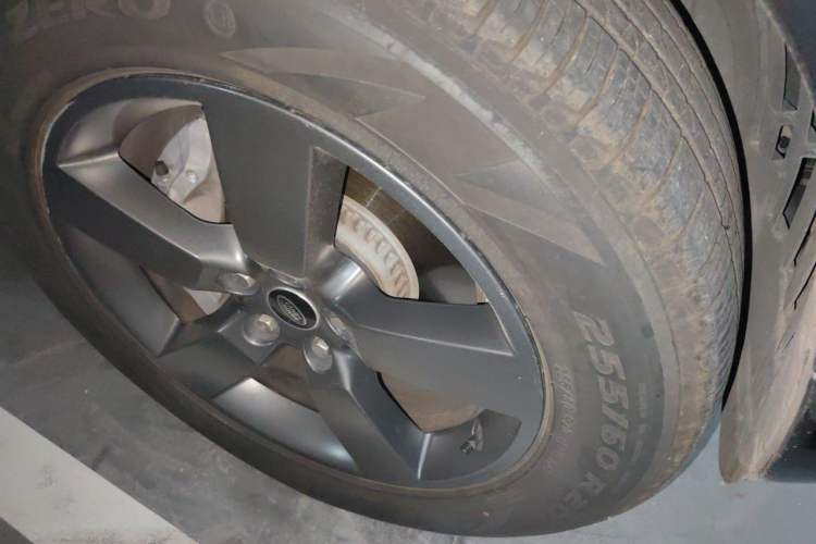 Used Land Rover Defender 2022 110 P400 X-DYNAMIC HSE Right Front Wheel Hub