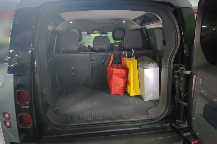 Used Land Rover Defender 2022 110 P400 X-DYNAMIC HSE Trunk