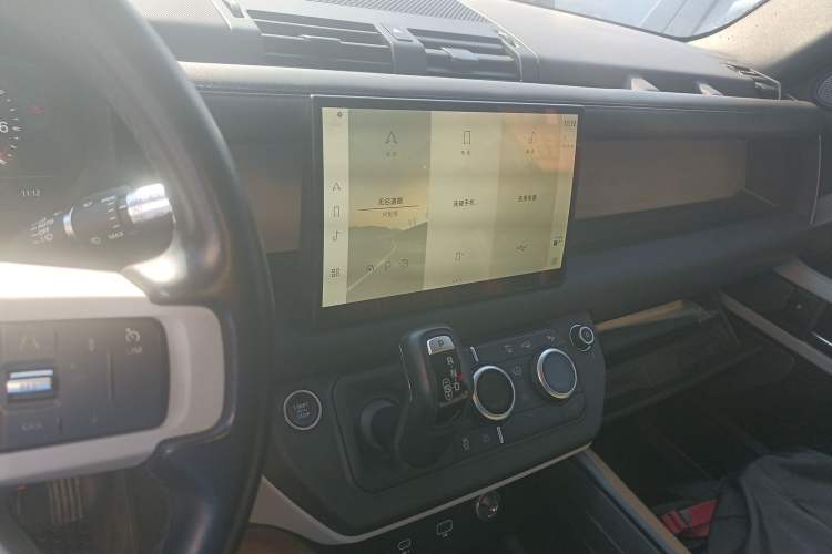 Used Land Rover Defender 2022 110 P400 Dark Edition Audio And AC Panel
