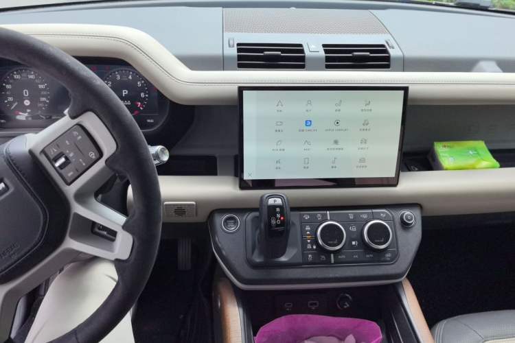 Used Land Rover Defender 2022 110 P400 X-DYNAMIC HSE Audio And AC Panel