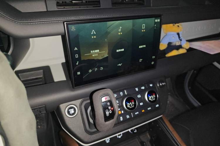 Used Land Rover Defender 2022 110 P400 Dark Edition Audio And AC Panel