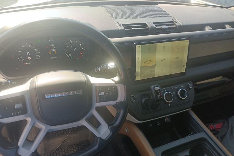 Used Land Rover Defender 2022 110 P400 Dark Edition Center Console