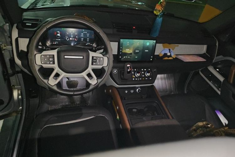 Used Land Rover Defender 2022 110 P400 Dark Edition Center Console