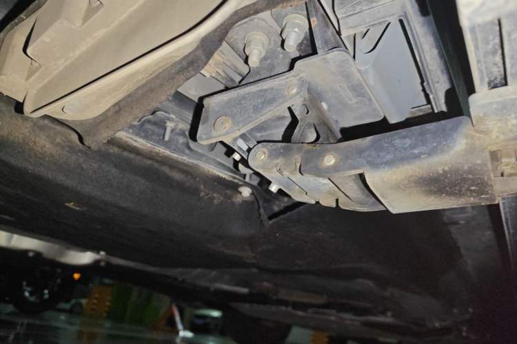 Used Land Rover Defender 2022 110 P400 Dark Edition Chassis Rear Right