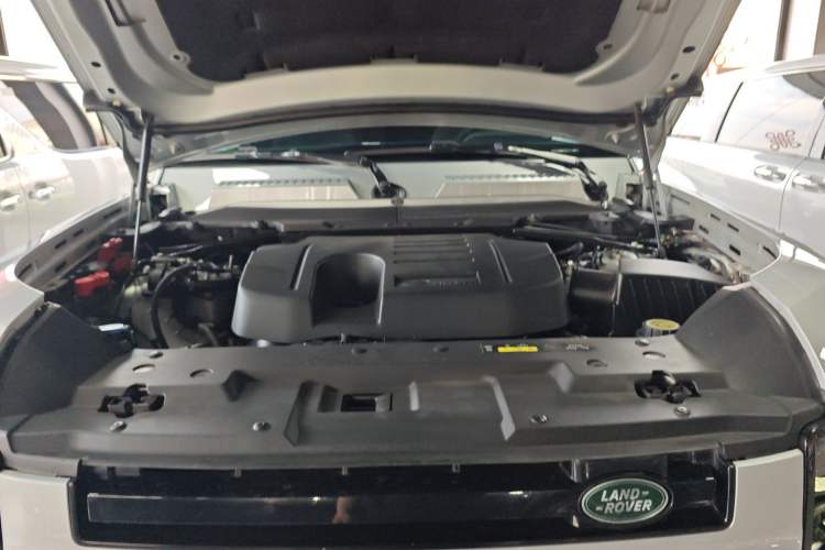 Used Land Rover Defender 2022 90 3.0T P400 XS Engine Bay