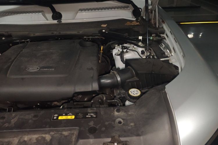Used Land Rover Defender 2022 90 2.0T P300 Tiger-Power Ambition Edition Engine Bay Left