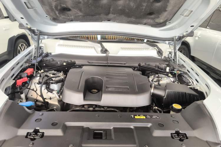 Used Land Rover Defender 2022 110 P400 Dark Edition Engine Bay