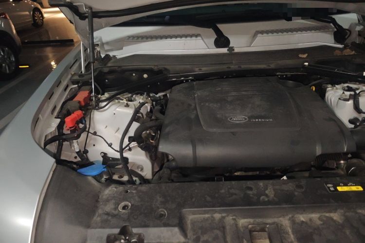 Used Land Rover Defender 2022 90 2.0T P300 Tiger-Power Ambition Edition Engine Bay Right