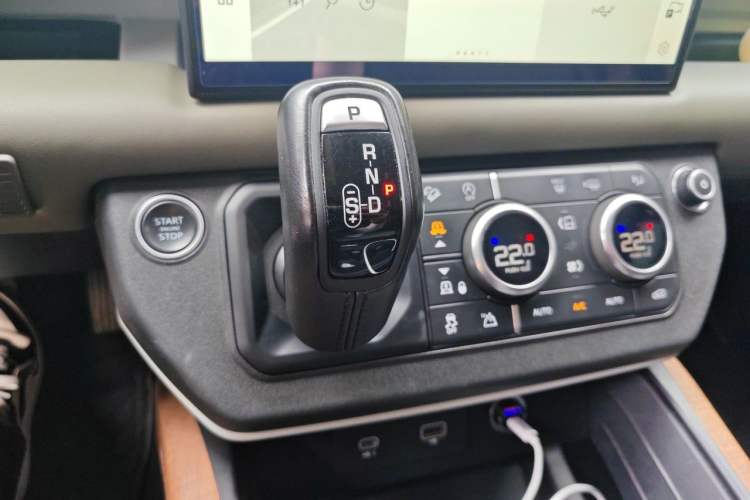 Used Land Rover Defender 2022 110 P400 X-DYNAMIC HSE Gear Lever