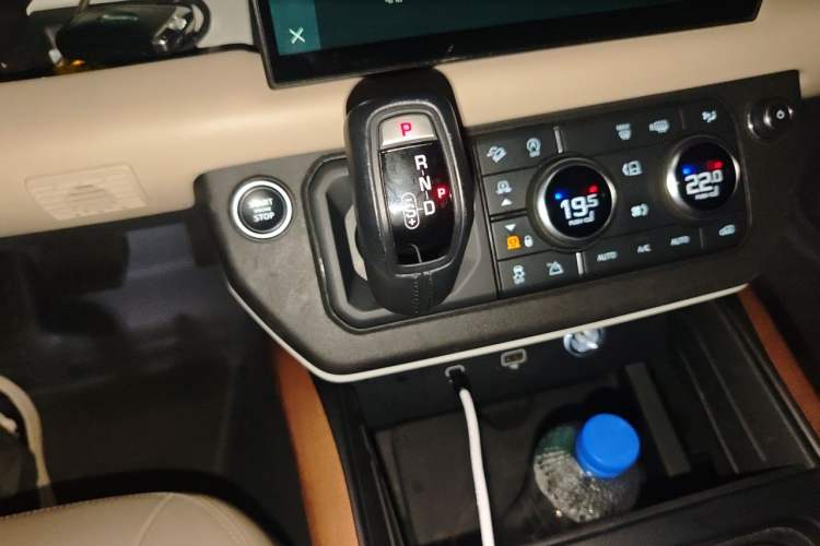 Used Land Rover Defender 2022 90 2.0T P300 Tiger-Power Ambition Edition Gear Lever