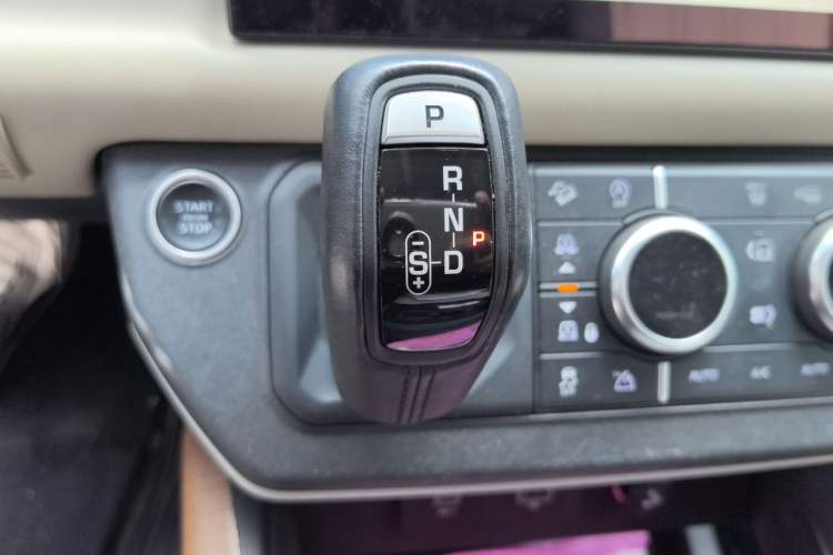 Used Land Rover Defender 2022 110 P400 X-DYNAMIC HSE Gear Lever