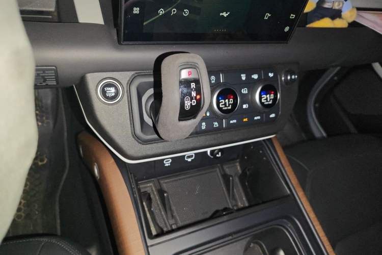 Used Land Rover Defender 2022 110 P400 Dark Edition Gear Lever