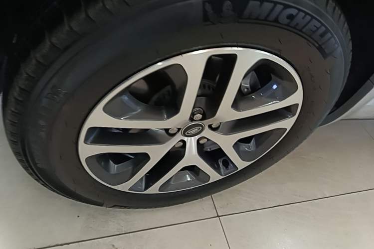 Used Land Rover Defender 2022 90 3.0T P400 XS Left Front Wheel Hub