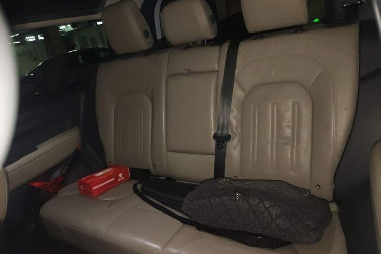 Used Land Rover Defender 2022 90 2.0T P300 Tiger-Power Ambition Edition Left Rear Seat
