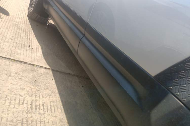 Used Land Rover Defender 2022 110 P400 Dark Edition Left Side Sill