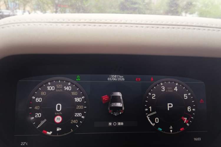 Used Land Rover Defender 2022 90 3.0T P400 XS Odometer Close Up