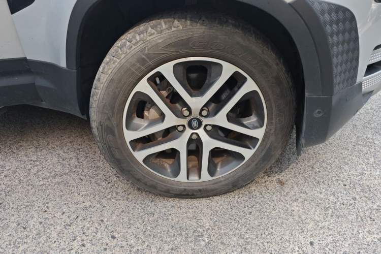 Used Land Rover Defender 2022 110 P400 Dark Edition Right Front Wheel Hub