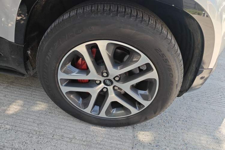 Used Land Rover Defender 2022 110 P400 X Right Front Wheel Hub