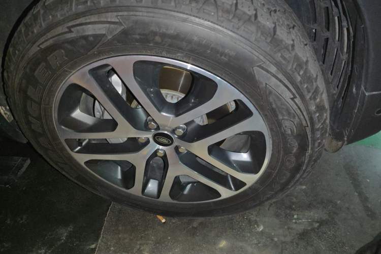 Used Land Rover Defender 2022 110 P400 Dark Edition Right Front Wheel Hub