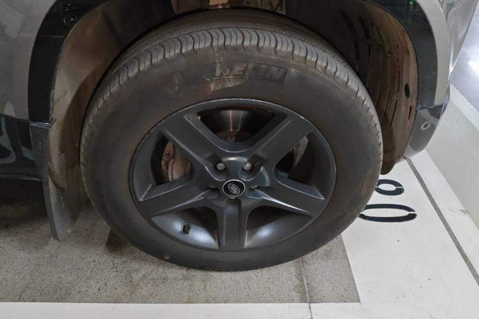 Used Land Rover Defender 2022 110 P400 X-DYNAMIC HSE Right Front Wheel Hub