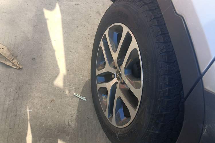 Used Land Rover Defender 2022 110 P400 Dark Edition Right Rear Wheel Hub