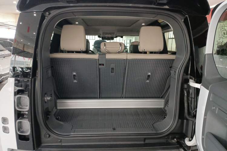 Used Land Rover Defender 2022 90 2.0T P300 Tiger-Power Ambition Edition Trunk