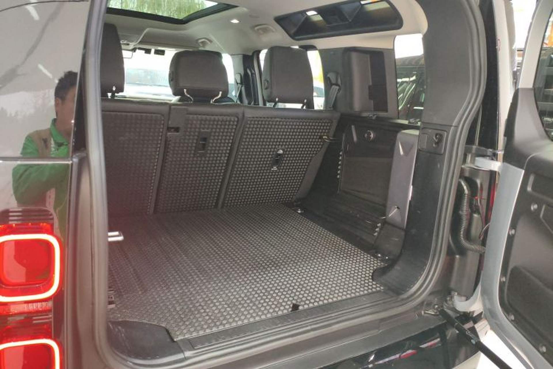 Used Land Rover Defender 2022 110 P400 X-DYNAMIC HSE Trunk